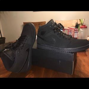 Jordan 1 MID Triple Black